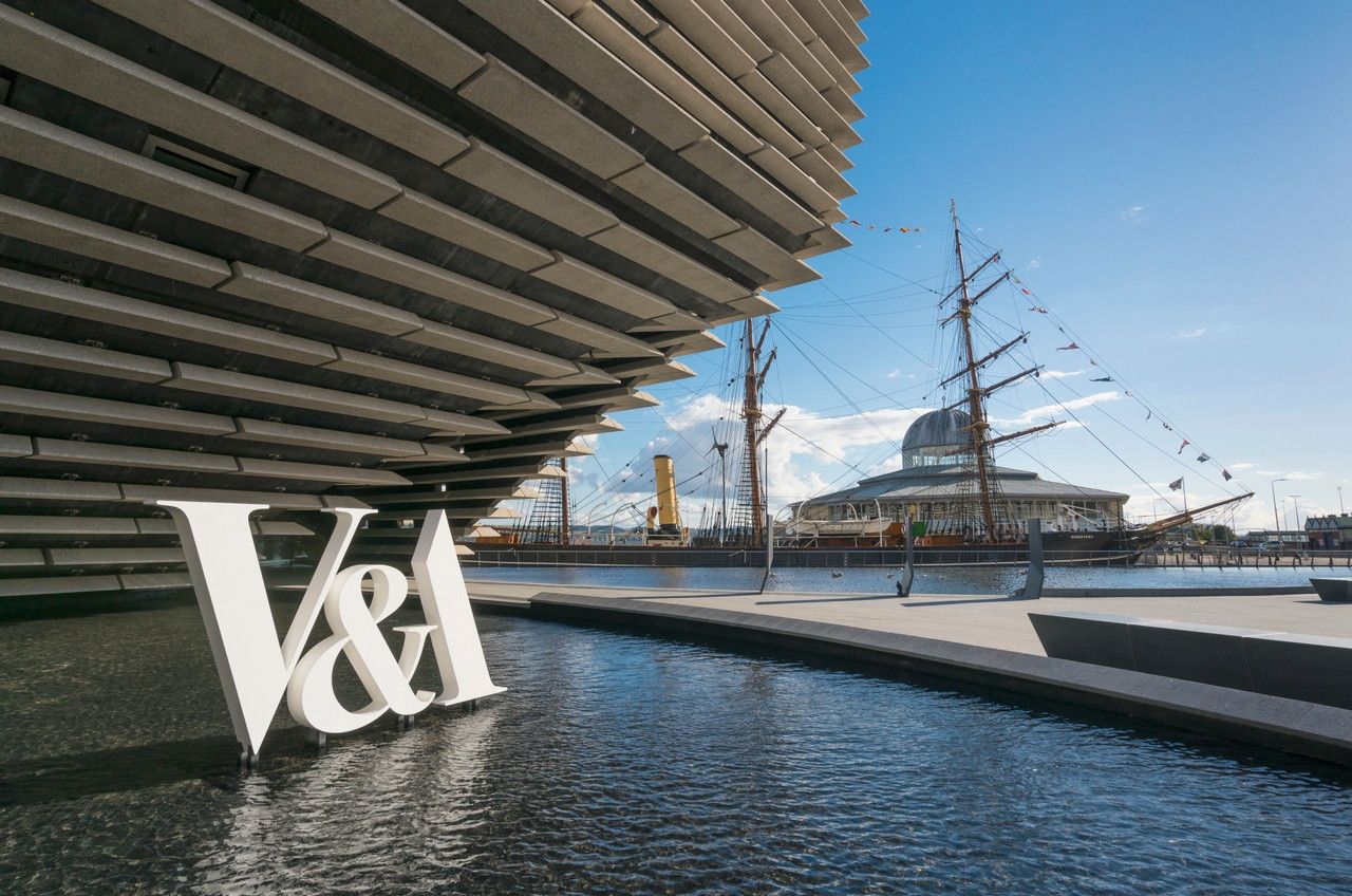Photo of the V&A museum in Dundee with view of Discovery Point in the background.